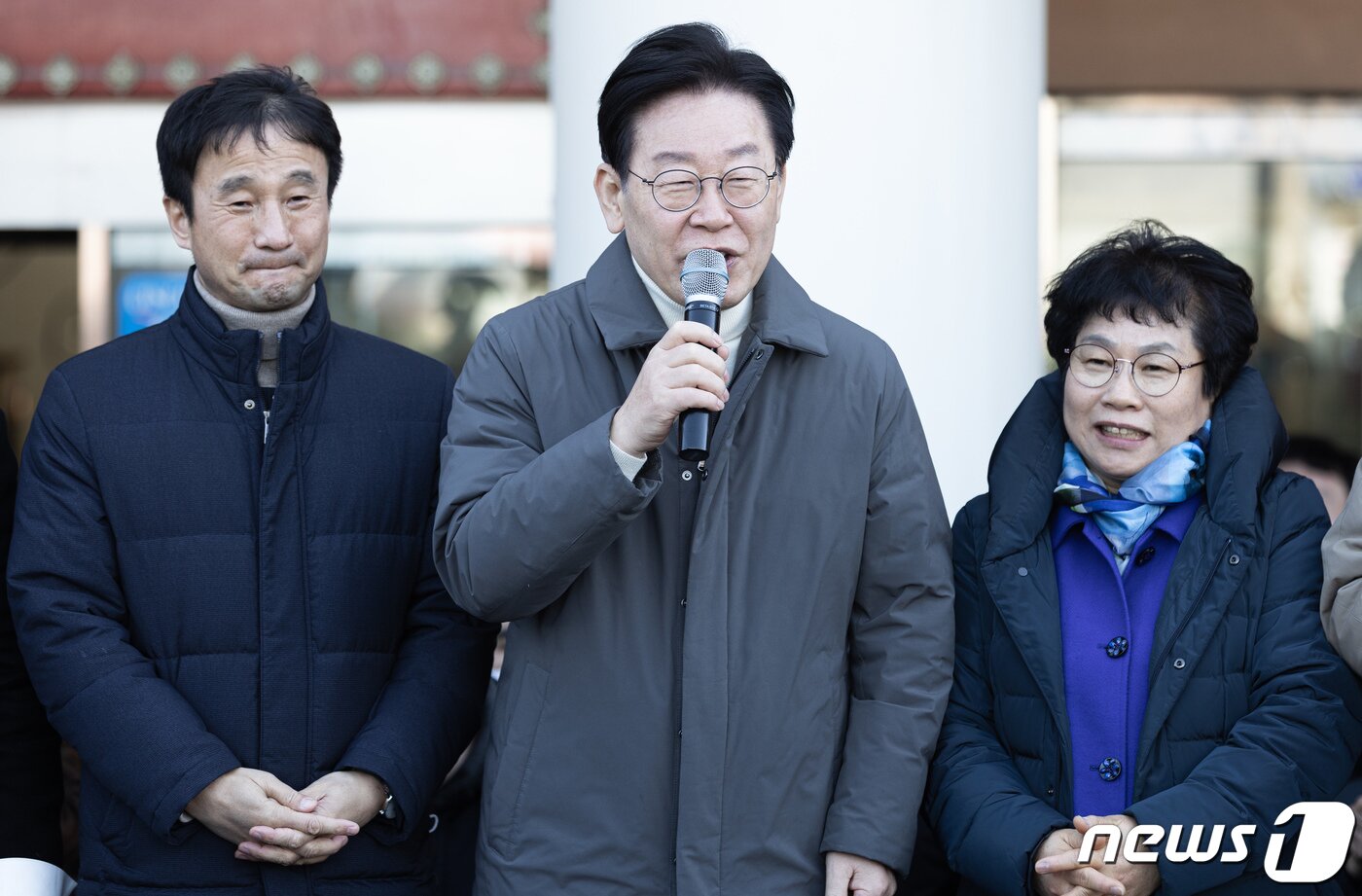 이재명 더불어민주당 대표가 27일 오후 전북 군산시 신영동 군산공설시장에서 연설을 하고 있다. 2023.1.27/뉴스1 ⓒ News1 이재명 기자