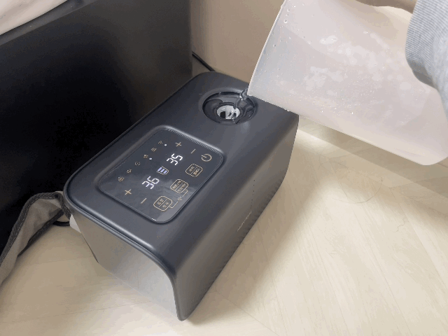 본문 이미지 - 경동나비엔 온수매트 'EQM591'에 물을 채워넣는 모습 ⓒ News1 이민주 기자