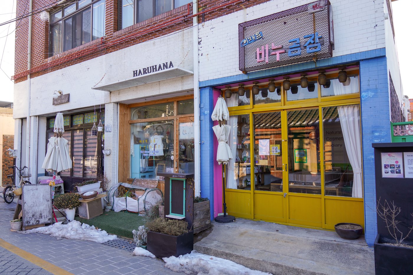 본문 이미지 - 서학동예술마을.  맨 왼쪽에 드라마에서 책대여점으로 등장한 소리방앗간&#40;한국관광공사 제공&#41;