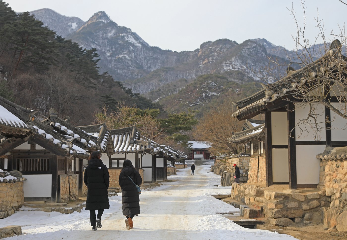 백제궁으로 가는 여행자들&#40;한국관광공사 제공&#41;