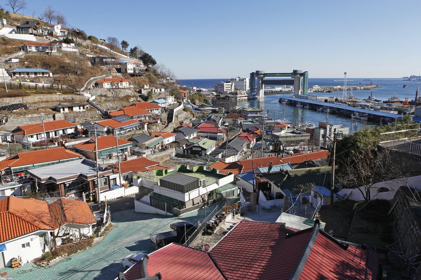 본문 이미지 - 벽너머엔 나릿골 감성마을에서 바라본 삼척항과 수문&#40;한국관광공사 제공&#41;