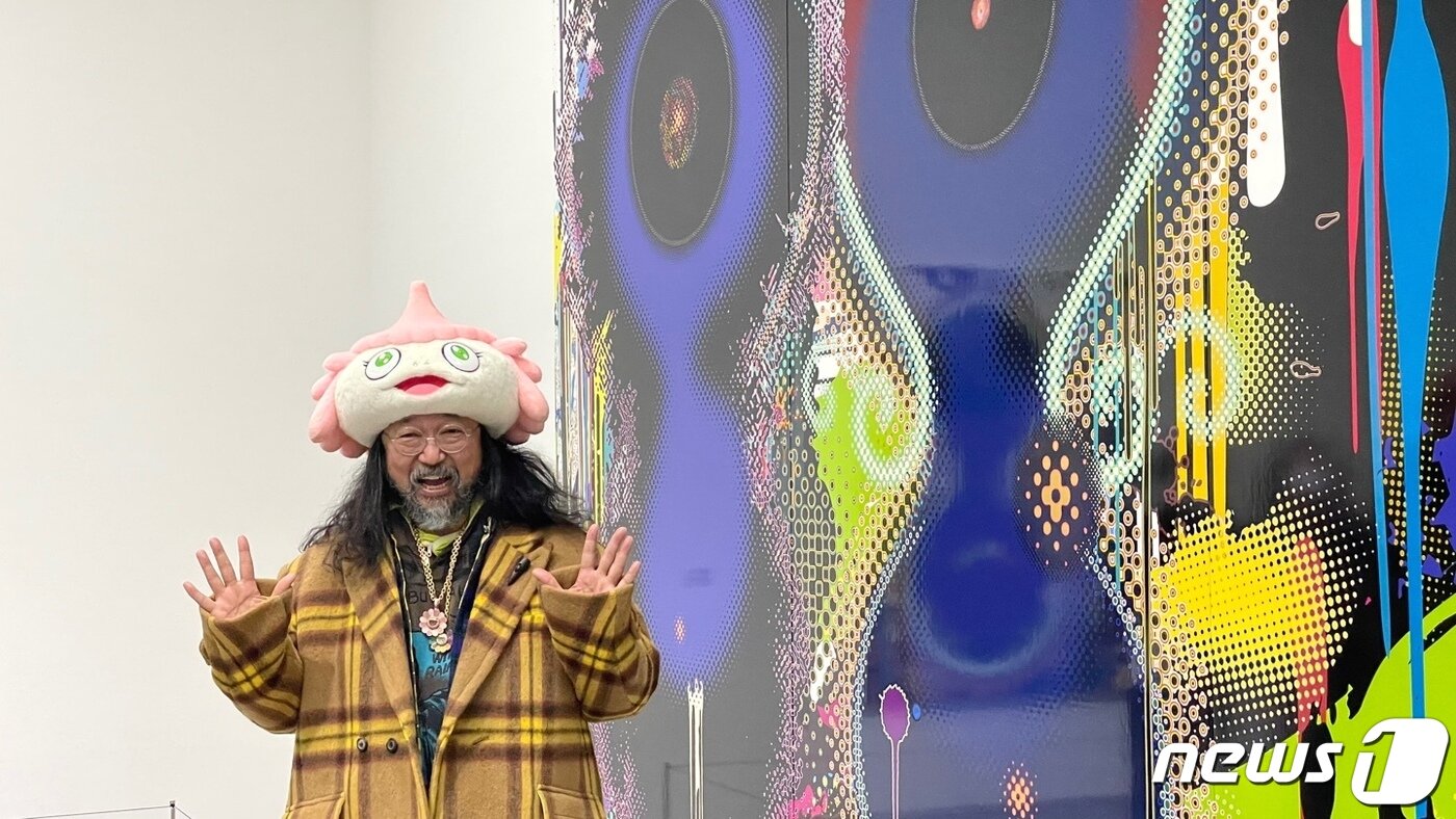 본문 이미지 - 일본 팝아트의 거장 무라카미 다카시가 1월26일 부산시립미술관에서 진행중인 자신의 회고전에서 포즈를 취하는 모습. 무라카미가 쓰고 있는 모자는 자신이 만든 캐릭터 '쿠라케보'다. 사진 촬영에서는 활짝 웃으며 다양한 포즈를 취했지만 기자간담회에서는 움직임을 최소화하면서 기자들의 질문에 신중하게 답해 상반된 모습을 보였다. 2023.01.26/뉴스1 ⓒ 뉴스1 김일창 기자 