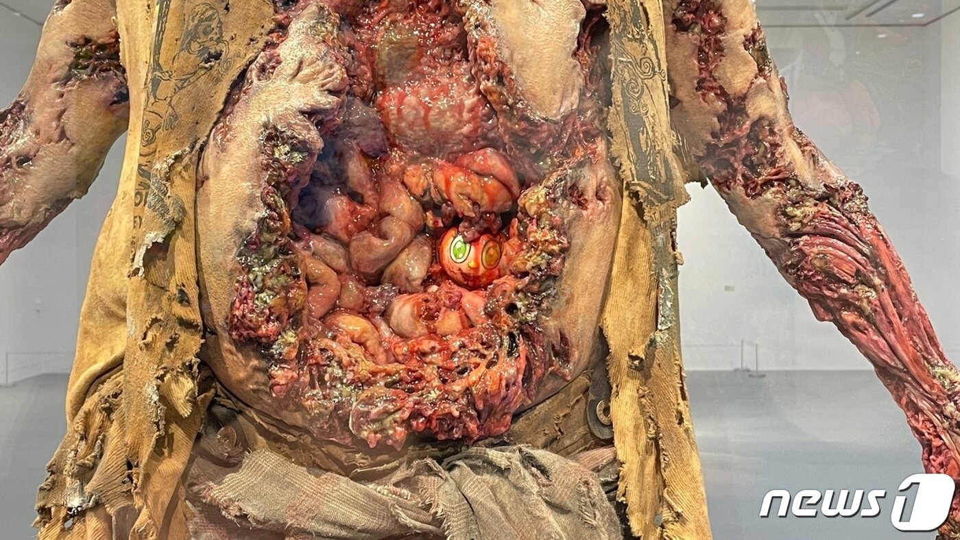 본문 이미지 -  무라카미 다카시의 작품 '무라카미 좀비와 폼 좀비'의 일부분. 몸안에 무라카미의 분신인 '도브'가 보인다. 2023.01.26/뉴스1 ⓒ 뉴스1 김일창 기자