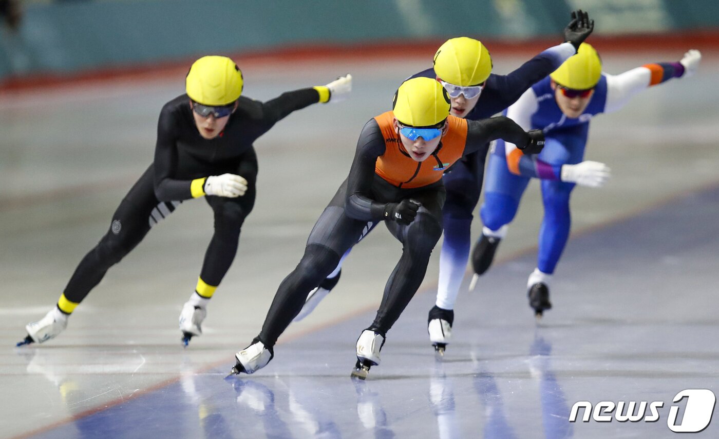 본문 이미지 - 정재원(의정부시청)이 27일 서울 노원구 태릉국제스케이트장에서 열린 제104회 전국동계체육대회 스피드 스케이팅 남자일반부 매스스타트 경기에서 역주하고 있다. 2023.1.27/뉴스1 ⓒ News1 김도우 기자