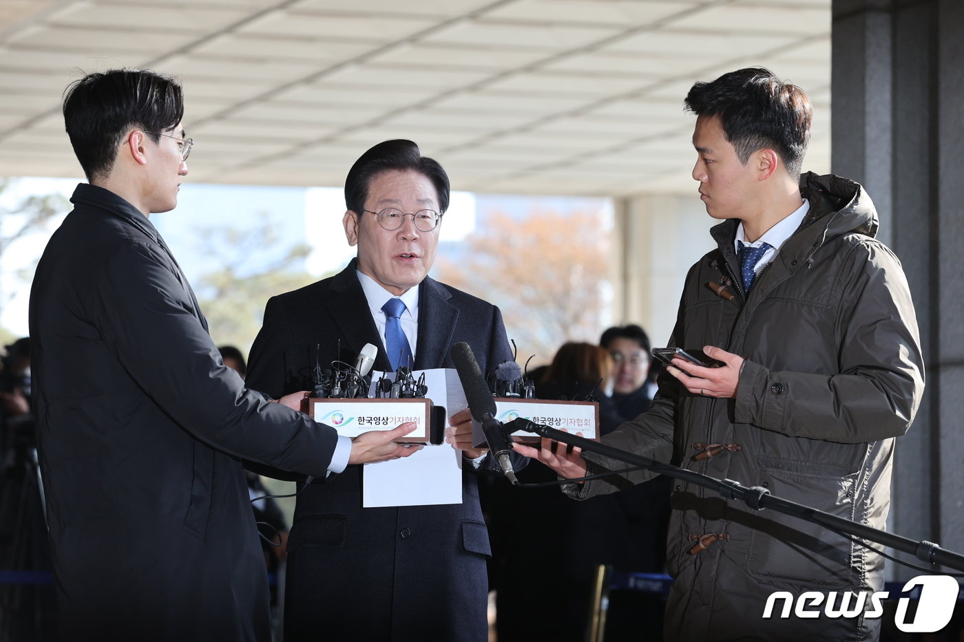 본문 이미지 - 이재명 더불어민주당 대표가 대장동 개발 특혜 의혹 사건 관련 검찰 조사를 받기 위해 28일 오전 서울 서초구 서울중앙지방검찰청에 출석하며 입장을 말하고 있다. 2023.1.28/뉴스1 ⓒ News1 이재명 기자