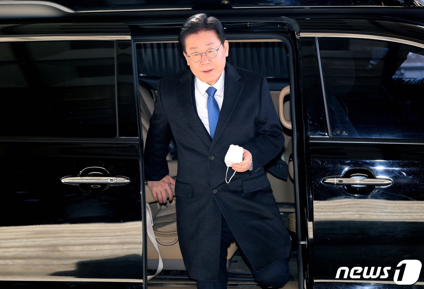 본문 이미지 - 이재명 더불어민주당 대표가 대장동 개발 특혜 의혹 사건 관련 검찰 조사를 받기 위해 28일 오전 서울 서초구 서울중앙지방검찰청에 출석하고 있다. 2023.1.28/뉴스1 ⓒ News1 이동해 기자
