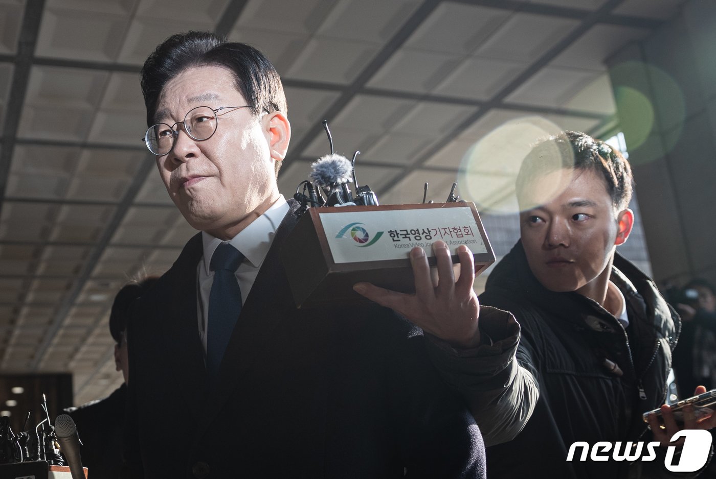 본문 이미지 - 이재명 더불어민주당 대표가 대장동 개발 특혜 의혹 사건 관련 검찰 조사를 받기 위해 28일 오전 서울 서초구 서울중앙지방검찰청에 출석하고 있다. 2023.1.28/뉴스1 ⓒ News1 이재명 기자