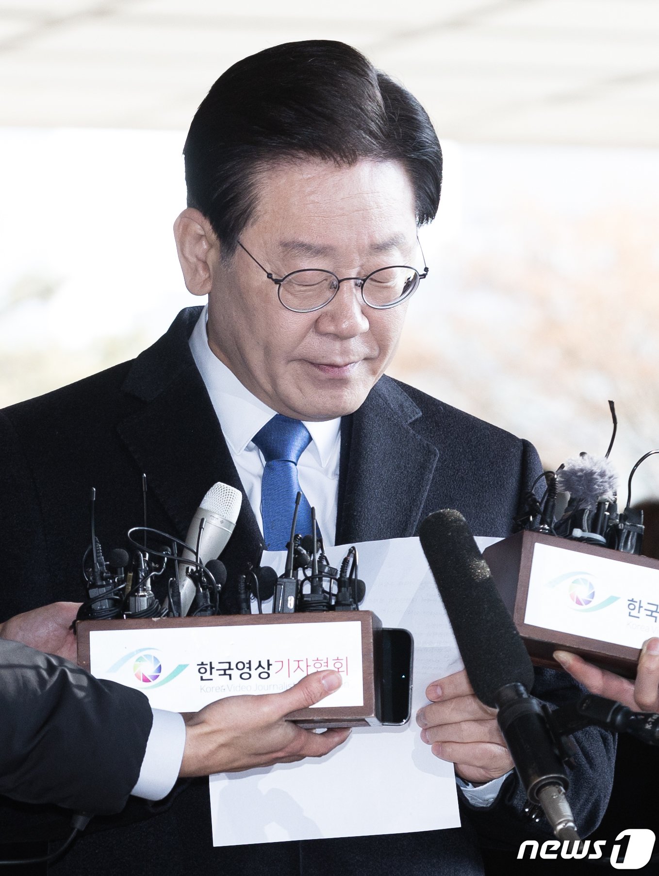 본문 이미지 - 이재명 더불어민주당 대표가 대장동 개발 특혜 의혹 사건 관련 검찰 조사를 받기 위해 28일 오전 서울 서초구 서울중앙지방검찰청에 출석하며 입장을 말하고 있다. 2023.1.28/뉴스1 ⓒ News1 이재명 기자