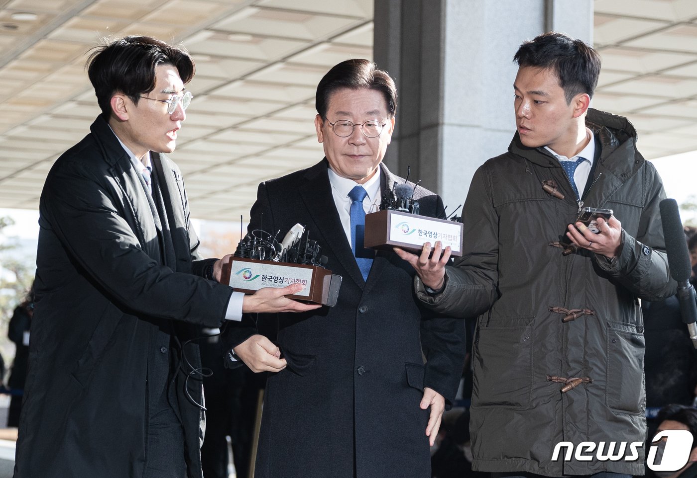 본문 이미지 - 이재명 더불어민주당 대표가 대장동 개발 특혜 의혹 사건 관련 검찰 조사를 받기 위해 28일 오전 서울 서초구 서울중앙지방검찰청에 출석하고 있다. 2023.1.28/뉴스1 ⓒ News1 이재명 기자