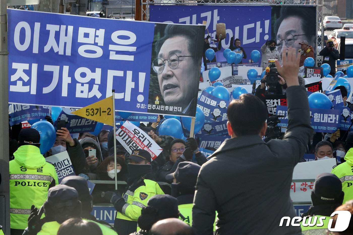 이재명 더불어민주당 대표가 대장동 개발 특혜 의혹 사건 관련 검찰 조사를 받기 위해 28일 오전 서울 서초구 서울중앙지방검찰청에 출석에 앞서 지지자들을 향해 손인사하고 있다. 2023.1.28/뉴스1 ⓒ News1 이동해 기자