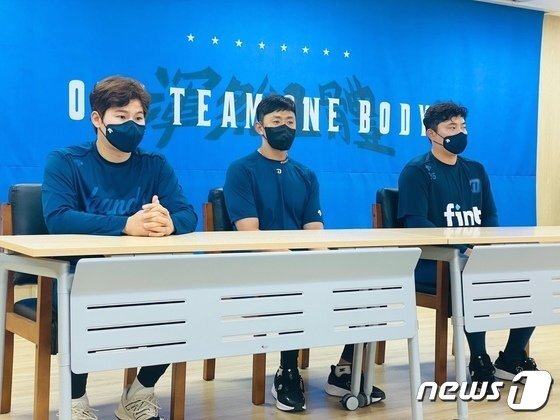 본문 이미지 - 2022년 5월4일 출전정지 징계를 마치고 1군에 복귀한 NC 박민우(왼쪽부터), 이명기, 권희동이 인터뷰를 하고 있다. ⓒ 뉴스1