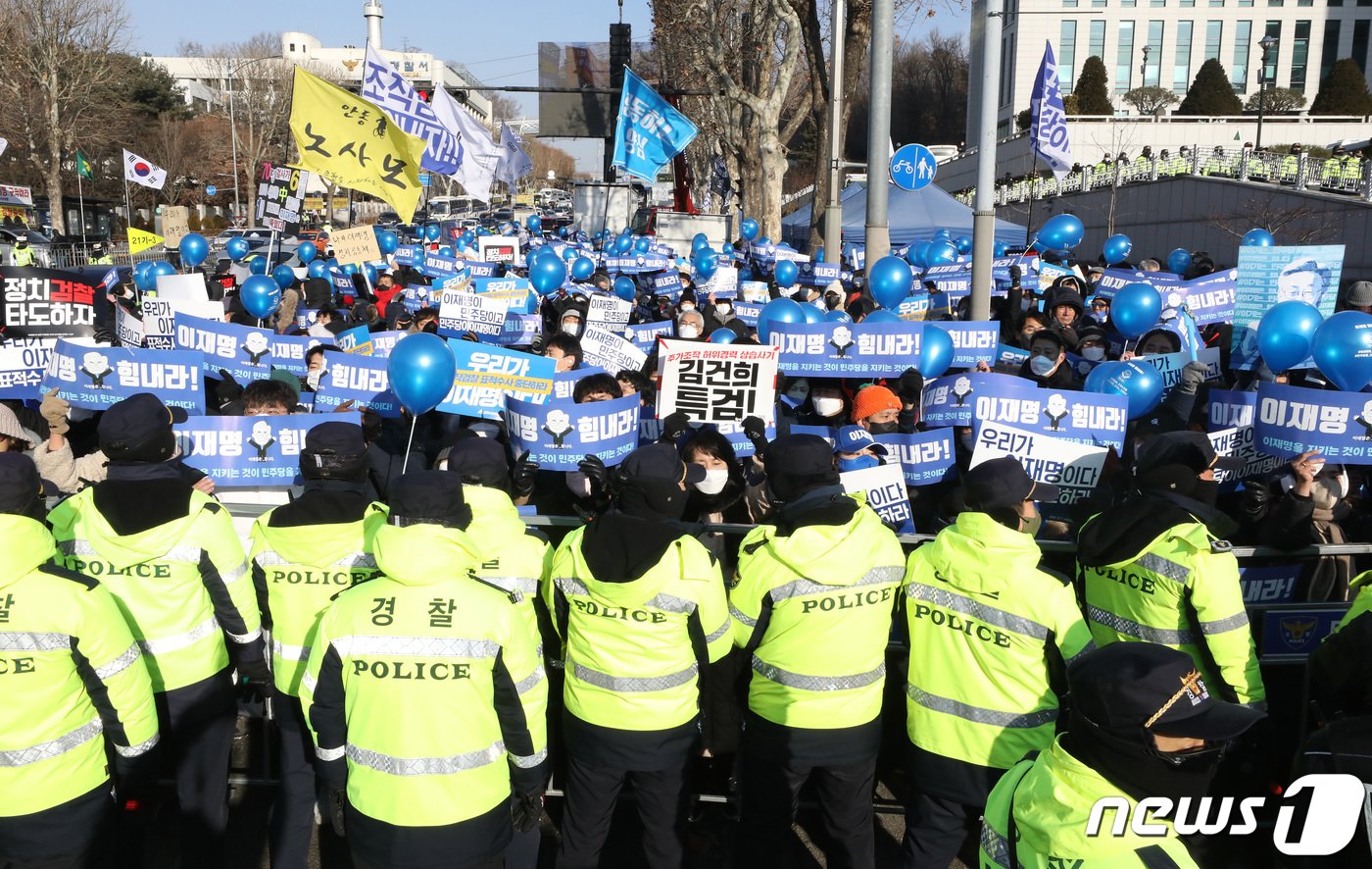 이재명 더불어민주당 대표의 대장동 개발 특혜 의혹 사건 관련 검찰 조사를 앞둔 28일 오전 서울 서초구 서울중앙지방검찰청 앞에서 지지자들이 응원 집회를 하고 있다. 2023.1.28/뉴스1 ⓒ News1 이동해 기자