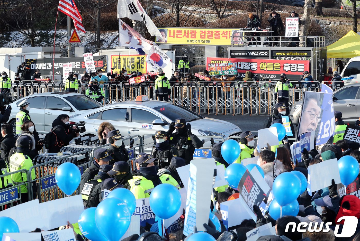 이재명 더불어민주당 대표의 대장동 개발 특혜 의혹 사건 관련 검찰 조사를 앞둔 28일 오전 서울 서초구 서울중앙지방검찰청 앞에서 지지자들과 보수단체 회원들이 맞불집회를 하고 있다 2023.1.28/뉴스1 ⓒ News1 이동해 기자