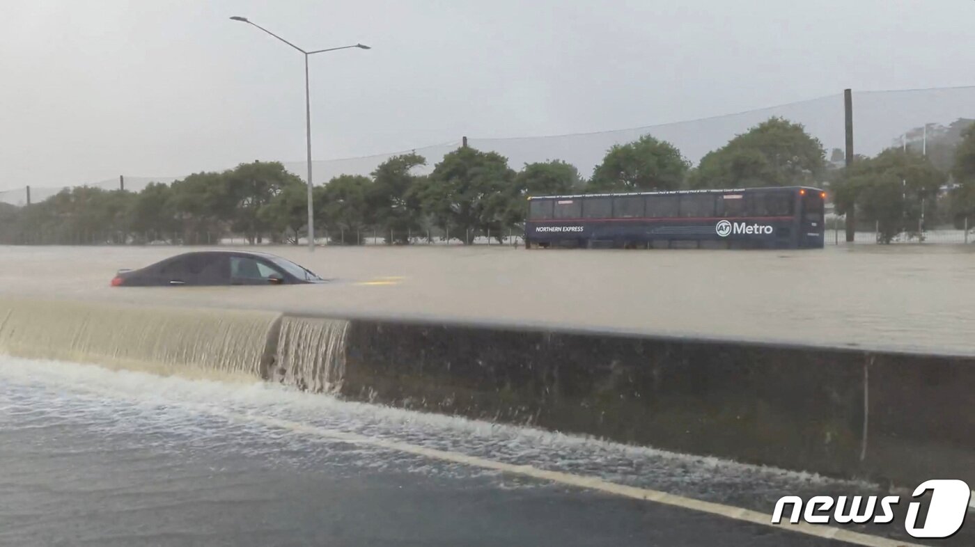 본문 이미지 - 27일(현지시간) 뉴질랜드 오클랜드에 내린 사상 최다 폭우로 도로의 차량들이 물에 잠겨있다. 2023.01.27 ⓒ 로이터=뉴스1 ⓒ News1 정윤미 기자
