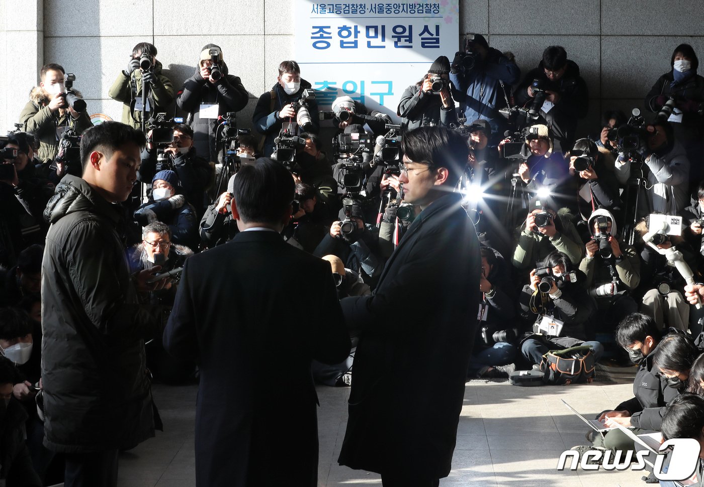 본문 이미지 - 이재명 더불어민주당 대표가 대장동 개발 특혜 의혹 사건 관련 검찰 조사를 받기 위해 28일 오전 서울 서초구 서울중앙지방검찰청에 출석하며 입장을 말하고 있다. 2023.1.28/뉴스1 ⓒ News1 이동해 기자