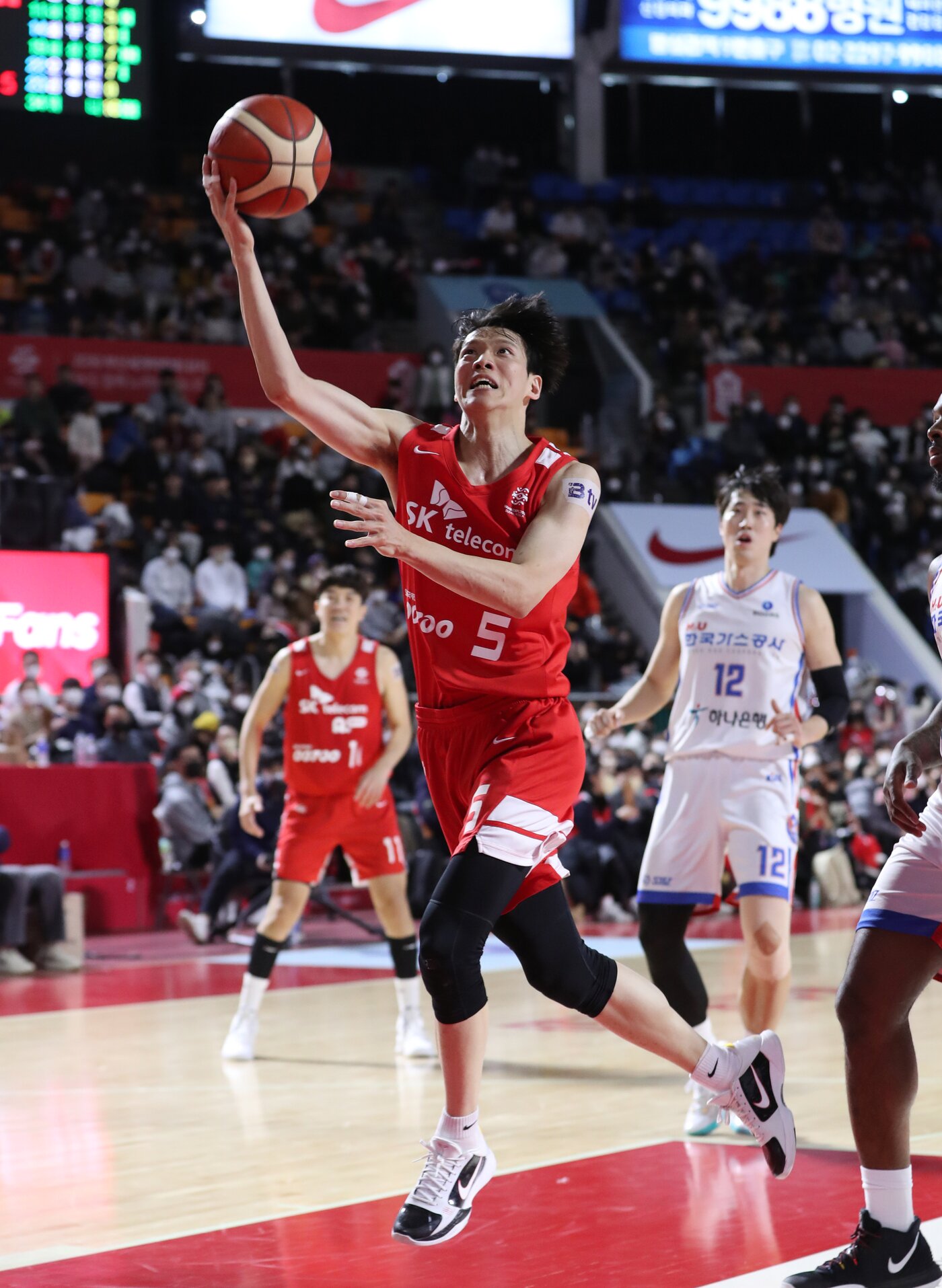 본문 이미지 - 서울 SK 김선형이 28일 잠실학생체육관에서 열린 대구 한국가스공사와 경기에서 슛을 쏘고 있다.(KBL 제공) 