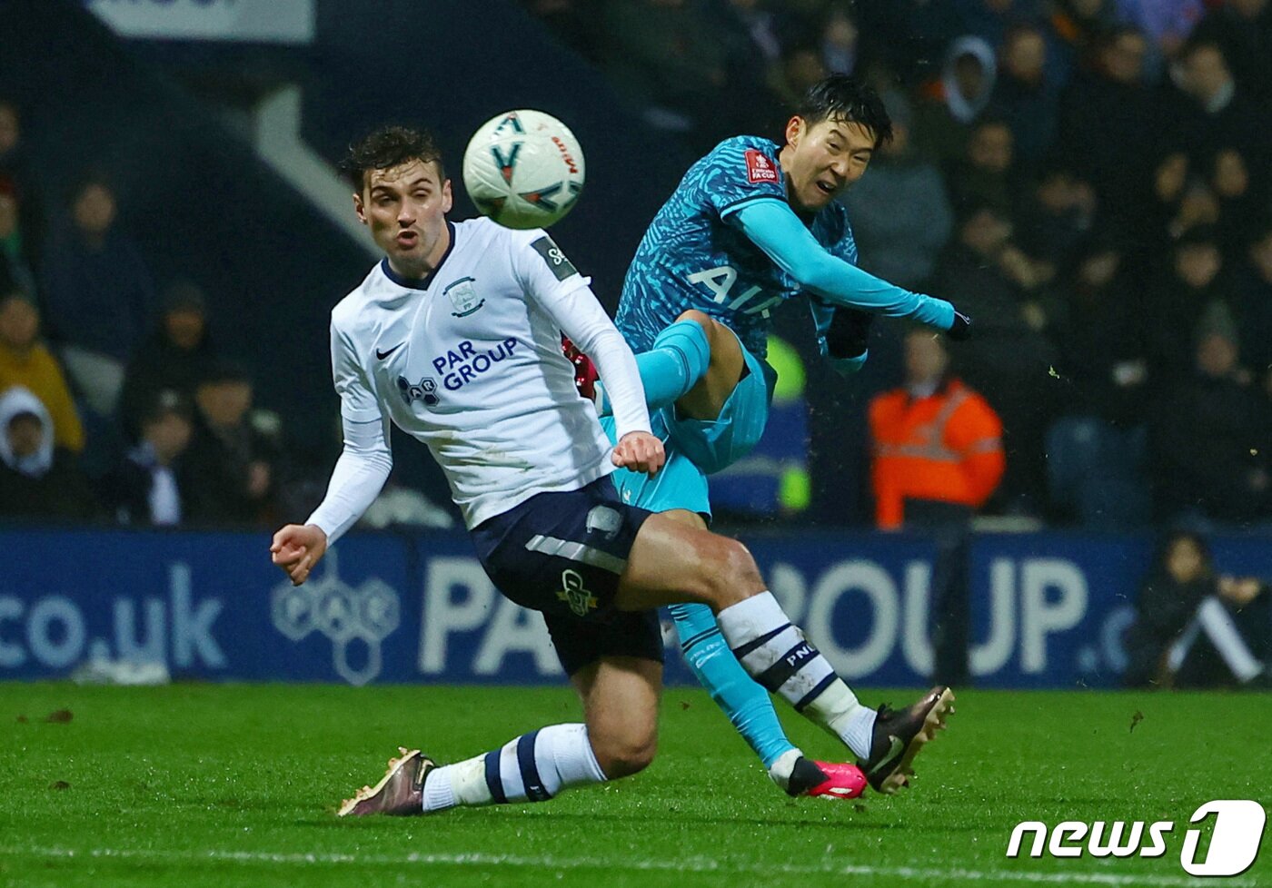 본문 이미지 - 토트넘 홋스퍼의 손흥민(오른쪽) ⓒ 로이터=뉴스1