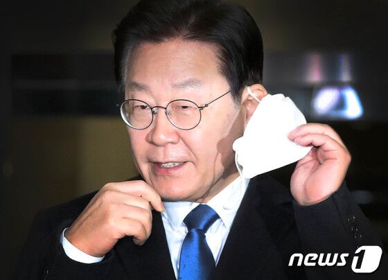 이재명 더불어민주당 대표가 28일 오전 서울 서초구 서울중앙지방검찰청에 출석해 대장동 개발 특혜 의혹 사건 관련 검찰 조사를 마치고 나서며 입장을 밝히기 위해 마스크를 벗고 있다. 2023.1.28/뉴스1 © News1 박세연 기자