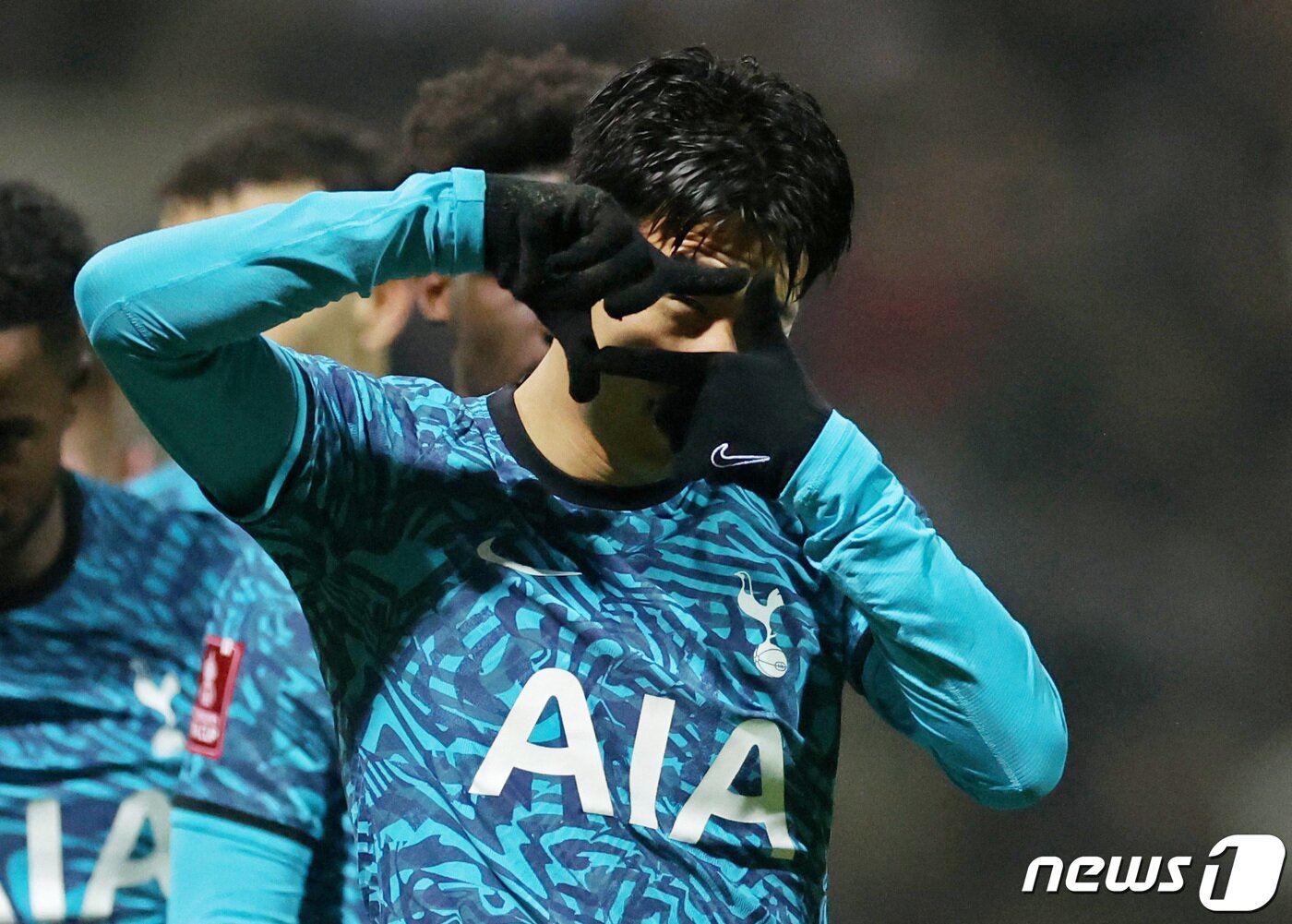 본문 이미지 - 토트넘의 손흥민이 28일(현지시간) 영국 프레스턴 딥데일 스타디움에서 열린 FA컵 프레스턴과 32강전서 선제 골을 터트리고 스파이더 맨 세리머니를 하고 있다. ⓒ 로이터=뉴스1 