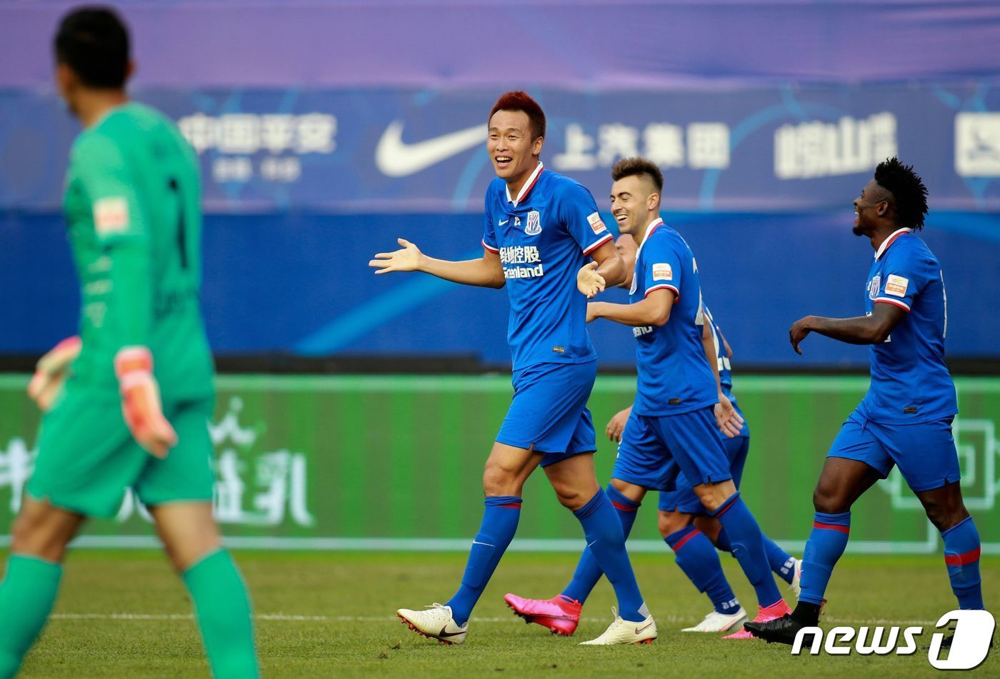 본문 이미지 - 중국 상하이에서 뛰었던 김신욱. ⓒ AFP=뉴스1