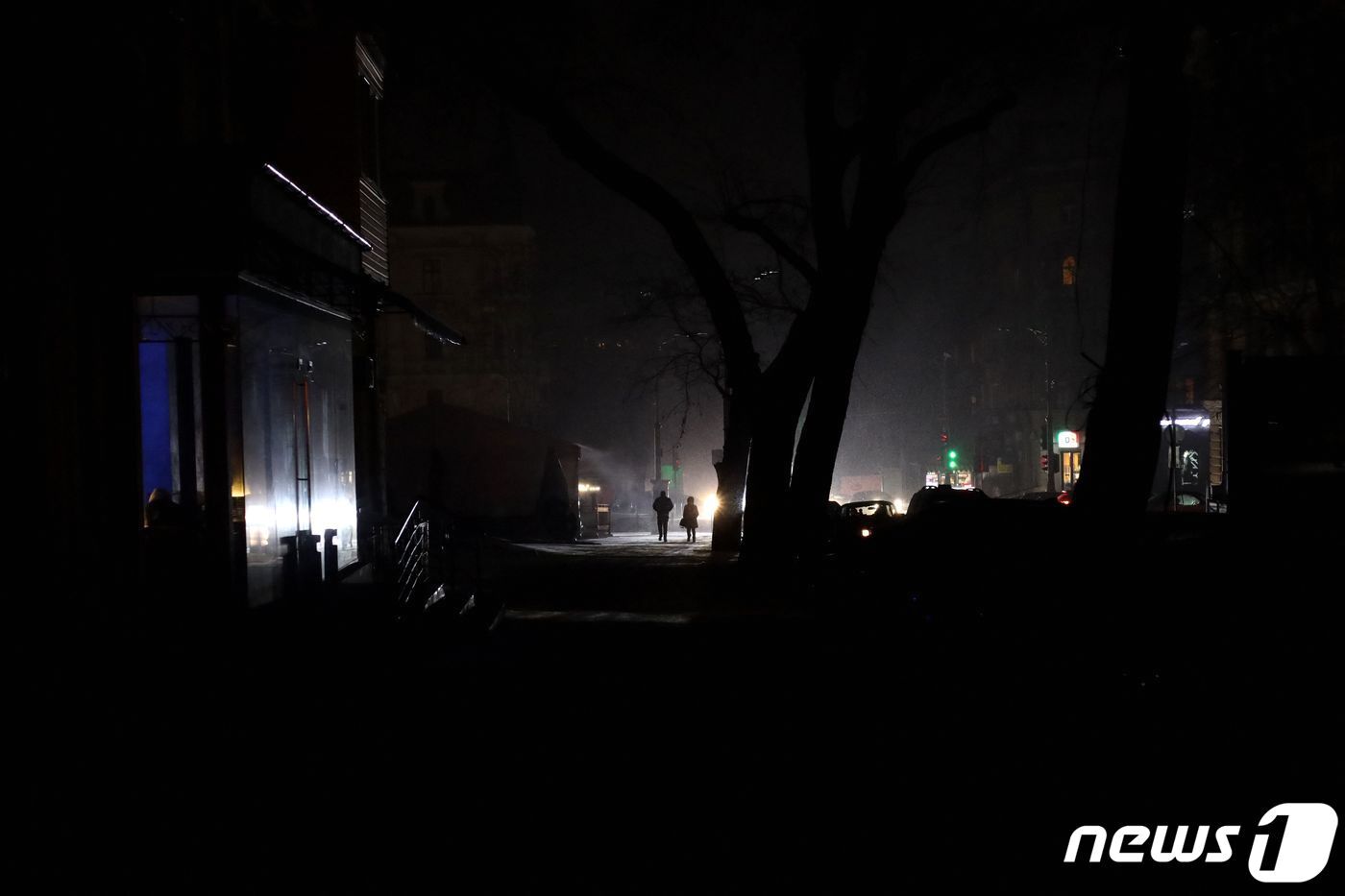 본문 이미지 - 28일&#40;현지시간&#41; 우크라이나 오데사에서 러시아 군의 포격을 받아 정전이 된 거리를 주민이 걸어 가고 있다. ⓒ AFP=뉴스1 ⓒ News1 우동명 기자