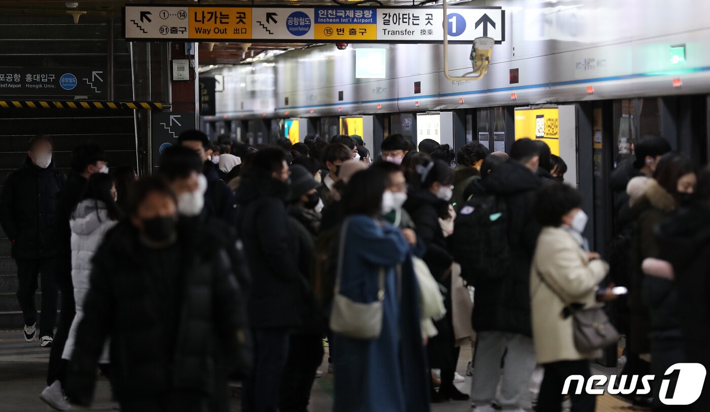 본문 이미지 - 실내 마스크 착용 의무 해제를 하루 앞둔 29일 서울 중구 지하철4호선 서울역에 시민들이 지하철에 탑승을 하기 위해 기다리고 있다. 2023.1.20/뉴스1 ⓒ News1 김진환 기자