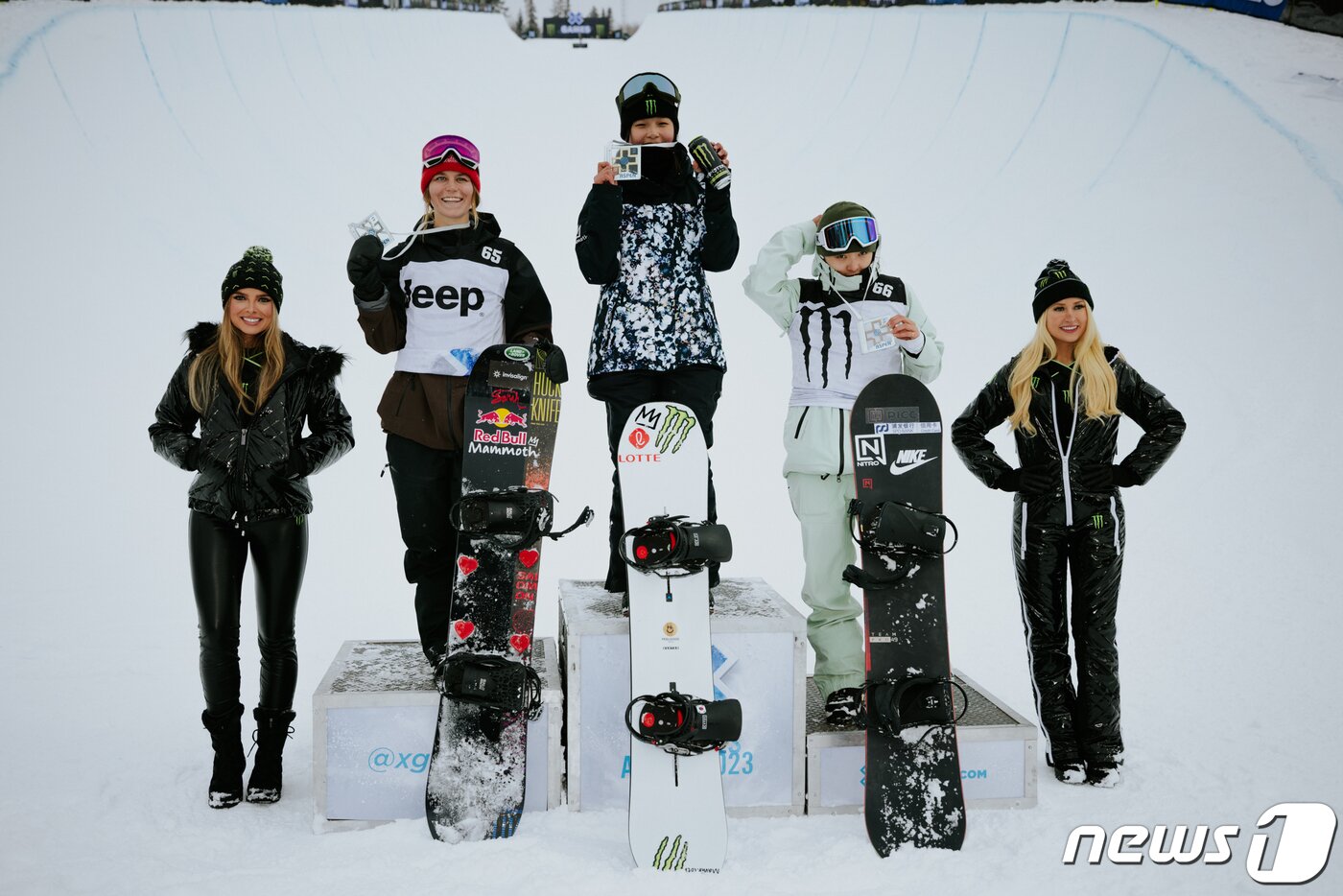 본문 이미지 - 스노보드 기대주 최가온(가운데) (올댓스포츠 제공)