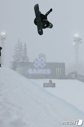 본문 이미지 - 스노보드 기대주 최가온(가운데) (올댓스포츠 제공)