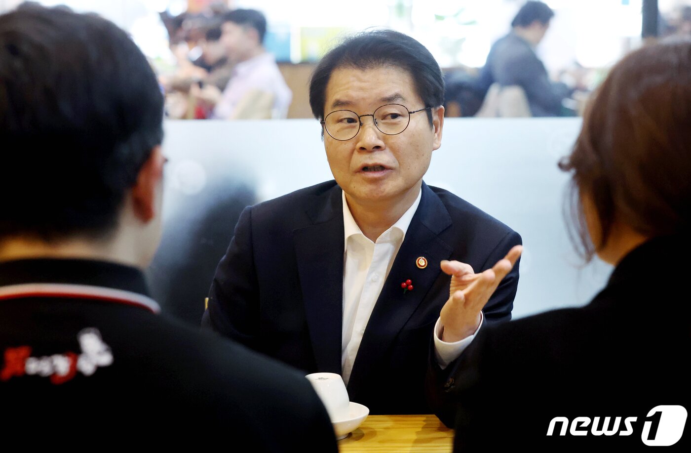 본문 이미지 - 이정식 고용노동부 장관이 29일 오후 서울 영등포구에 위치한 식당에서 중소기업 대표 및 근로자들과 30인 미만 사업장 추가 연장근로 유효기간 연장 등 근로시간 제도와 관련한 의견을 나누고 있다. (공동취재)2023.1.29/뉴스1 ⓒ News1 장수영 기자