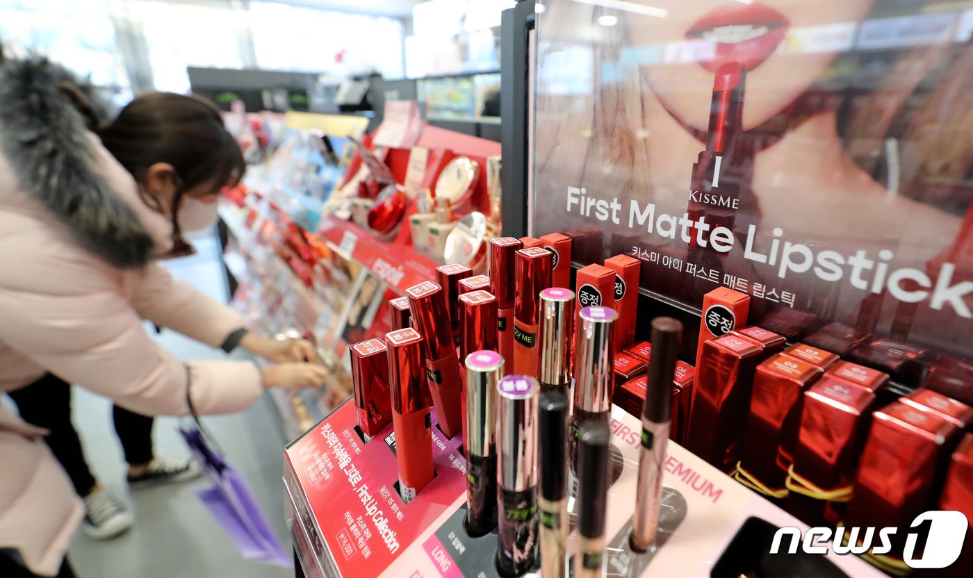본문 이미지 - 29일 서울 종로구에 위치한 올리브영 매장을 찾은 시민이 색조 화장품을 고르고 있다.2023.1.29/뉴스1 ⓒ News1 장수영 기자