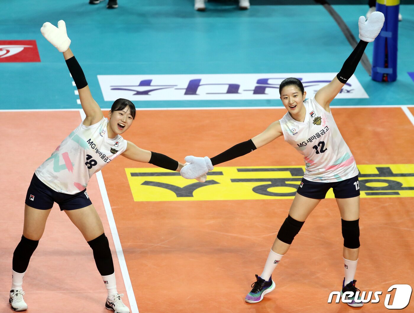 본문 이미지 - GS칼텍스 권민지와 현대건설 이다현(오른쪽)이 29일 오후 인천 부평구 인천삼산월드체육관에서 열리는 프로배구 '도드람 2022~2023 V-리그 올스타전’에서 흥겨운 세리머니를 펼치고 있다. 2023.1.29/뉴스1 ⓒ News1 김진환 기자