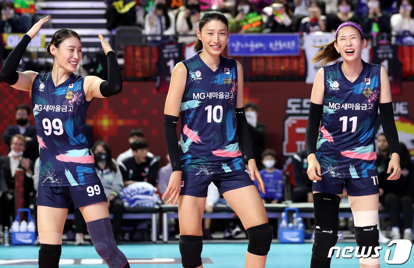 본문 이미지 - 한국도로공사 배유나(왼쪽부터), 흥국생명 김연경, IBK 기업은행 김수지가 29일 오후 인천 부평구 인천삼산월드체육관에서 열리는 프로배구 '도드람 2022~2023 V-리그 올스타전’에서 흥겨운 세리머니를 펼치고 있다. 2023.1.29/뉴스1 ⓒ News1 김진환 기자