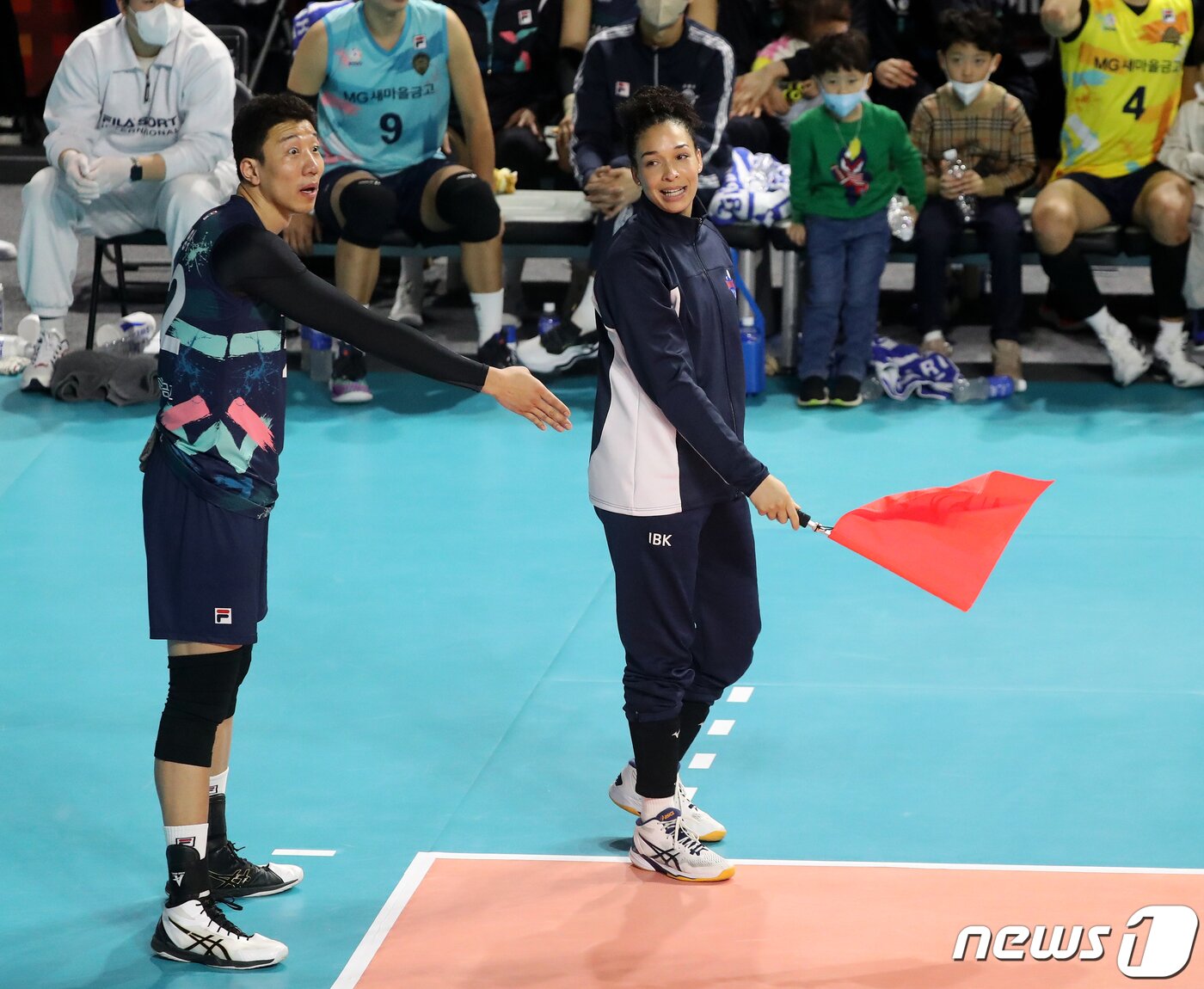 본문 이미지 - 한국전력 신영석과 IBK 기업은행 산타나가 29일 오후 인천 부평구 인천삼산월드체육관에서 열리는 프로배구 '도드람 2022~2023 V-리그 올스타전’ 에서 아웃 판정이 나오자 심판에게 어필하고 있다. 2023.1.29/뉴스1 ⓒ News1 김진환 기자