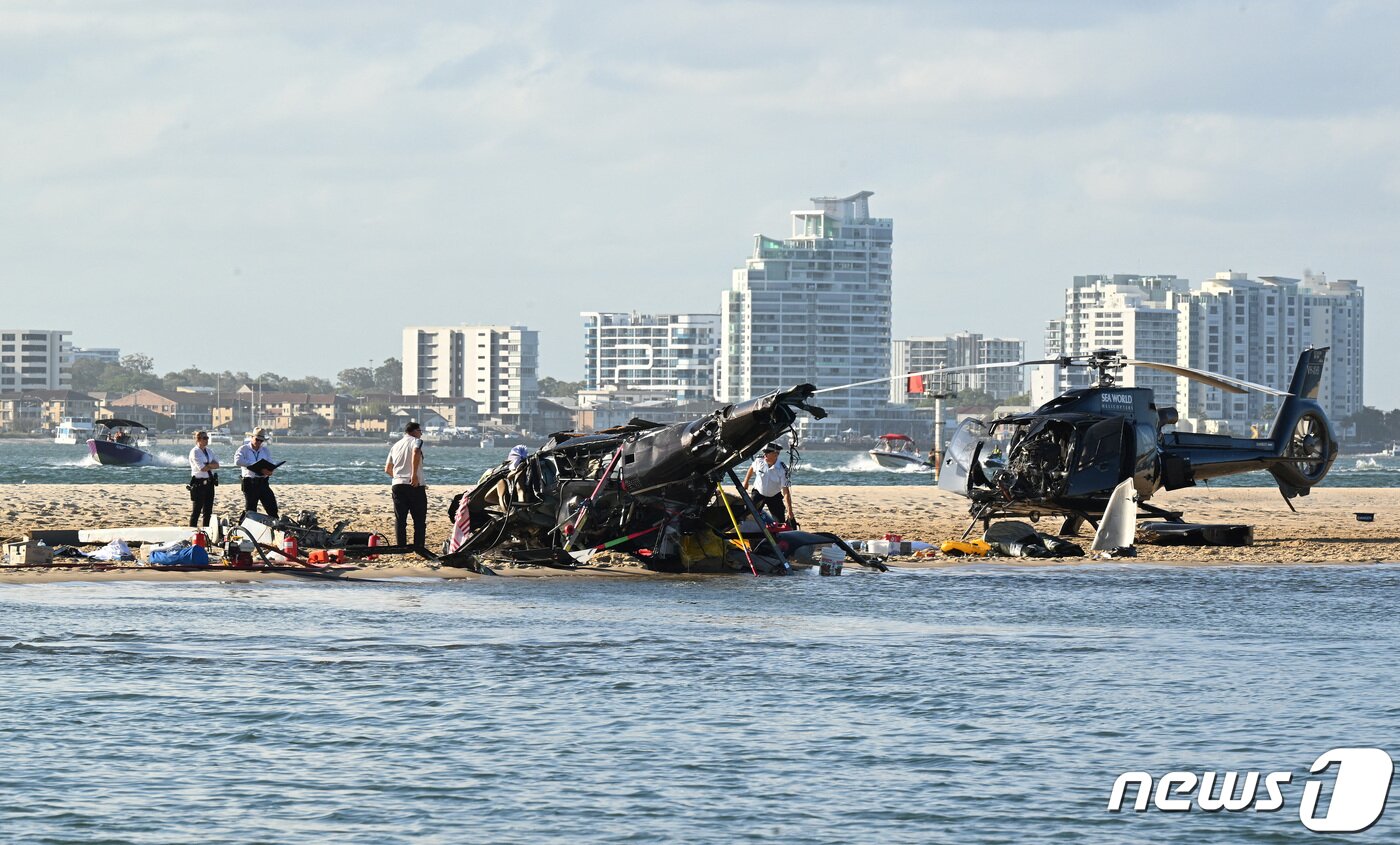 본문 이미지 - 2일(현지시간) 호주의 인기 여행지 골드코스트의 씨 월드 근처에서 헬리콥터 두 대가 충돌한 사고 현장. 한 대는 꼬리가 아예 떨어져 나간 모습이다. ⓒ 로이터=뉴스1 ⓒ News1 권진영 기자