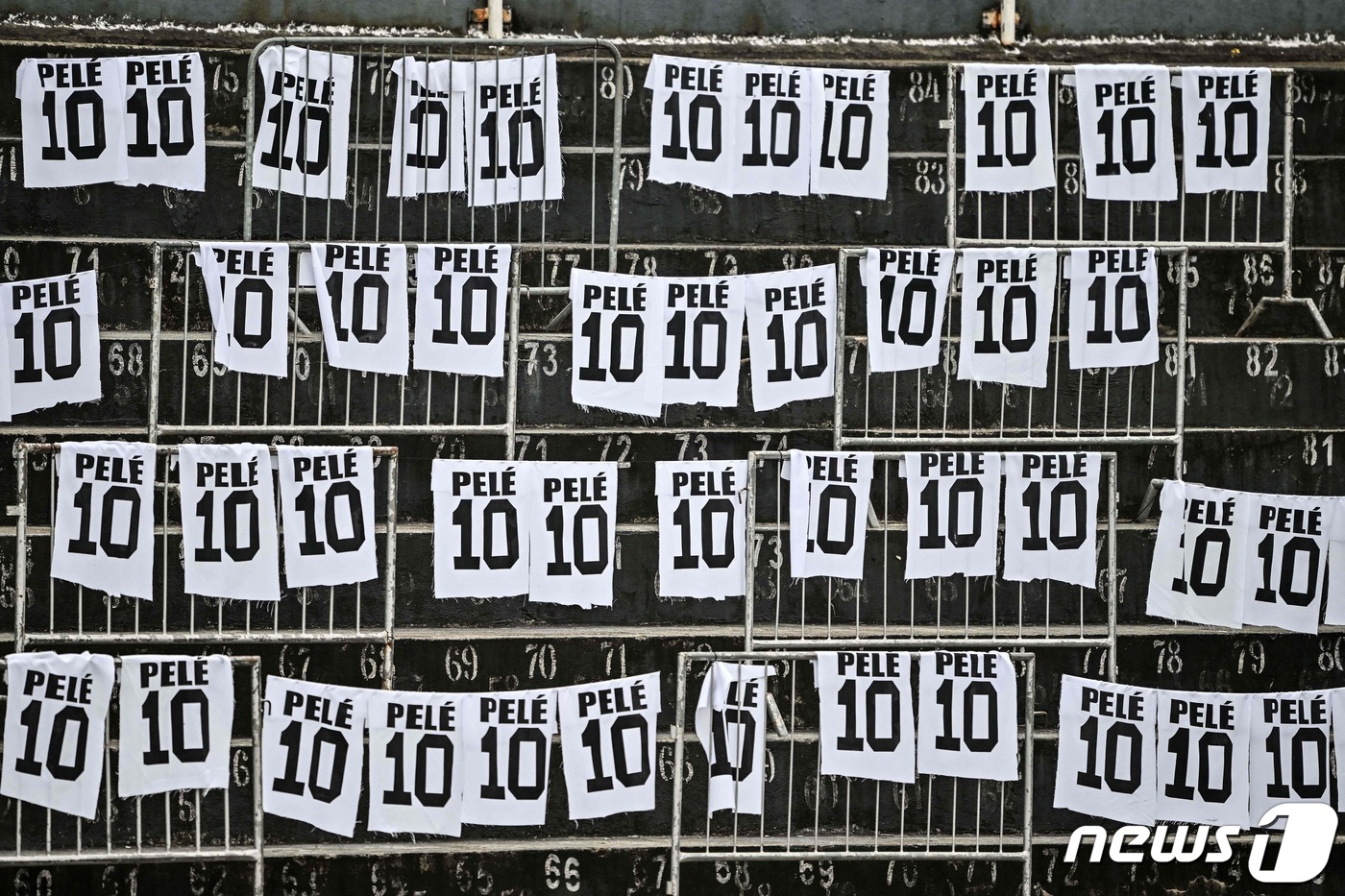 (산투스 AFP=뉴스1) 우동명 기자 = 2일(현지시간) 브라질 상파울루 외곽 산투스의 우르바노 칼데이라 경기장에 안치된 ‘축구 전설’ 펠레의 등 번호가 적힌 장식물이 보인다.ⓒ …