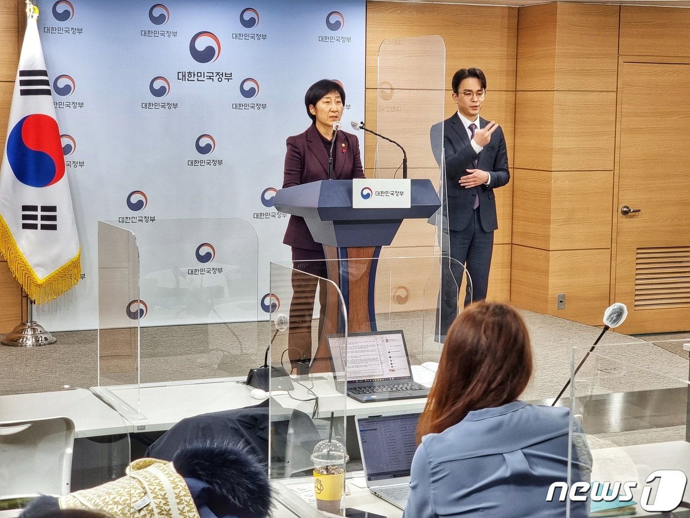 본문 이미지 - 한화진 환경부 장관이 2일 오후 윤석열 대통령 업무보고에 앞서 서울 종로구 정부서울청사에서 사전 브리핑하고 있다. ⓒ 뉴스1 황덕현 기자