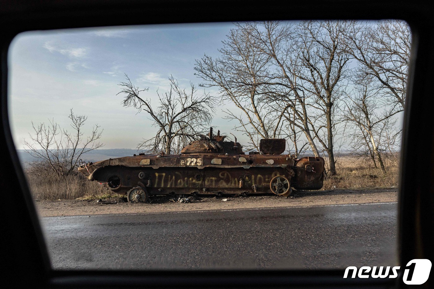 (도네츠크 AFP=뉴스1) 우동명 기자 = 2일(현지시간) 우크라이나 도네츠크에서 파손된 러시아 군의 BMP 보병 전투 차량이 보인다.ⓒ AFP=뉴스1