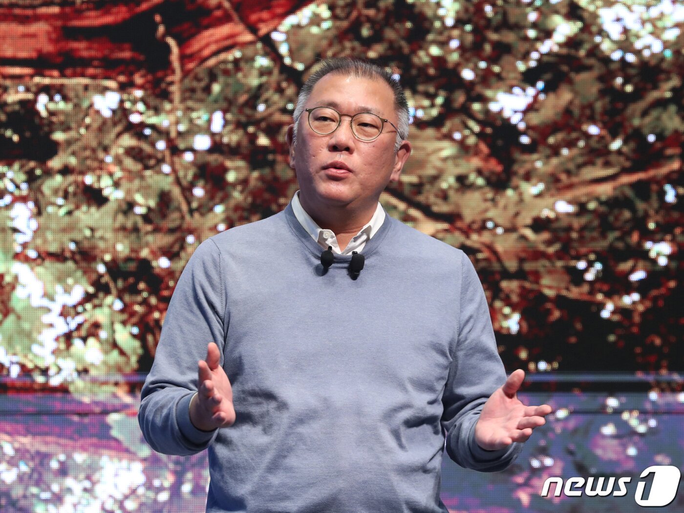 본문 이미지 - 정의선 현대자동차그룹 회장이 지난1월 3일 오전 경기 화성시 남양읍 현대차·기아 기술연구소 대강당에서 열린 2023년 현대차그룹 신년회에서 신년사를 하고 있다. 2023.1.3/뉴스1 ⓒ News1 김영운 기자