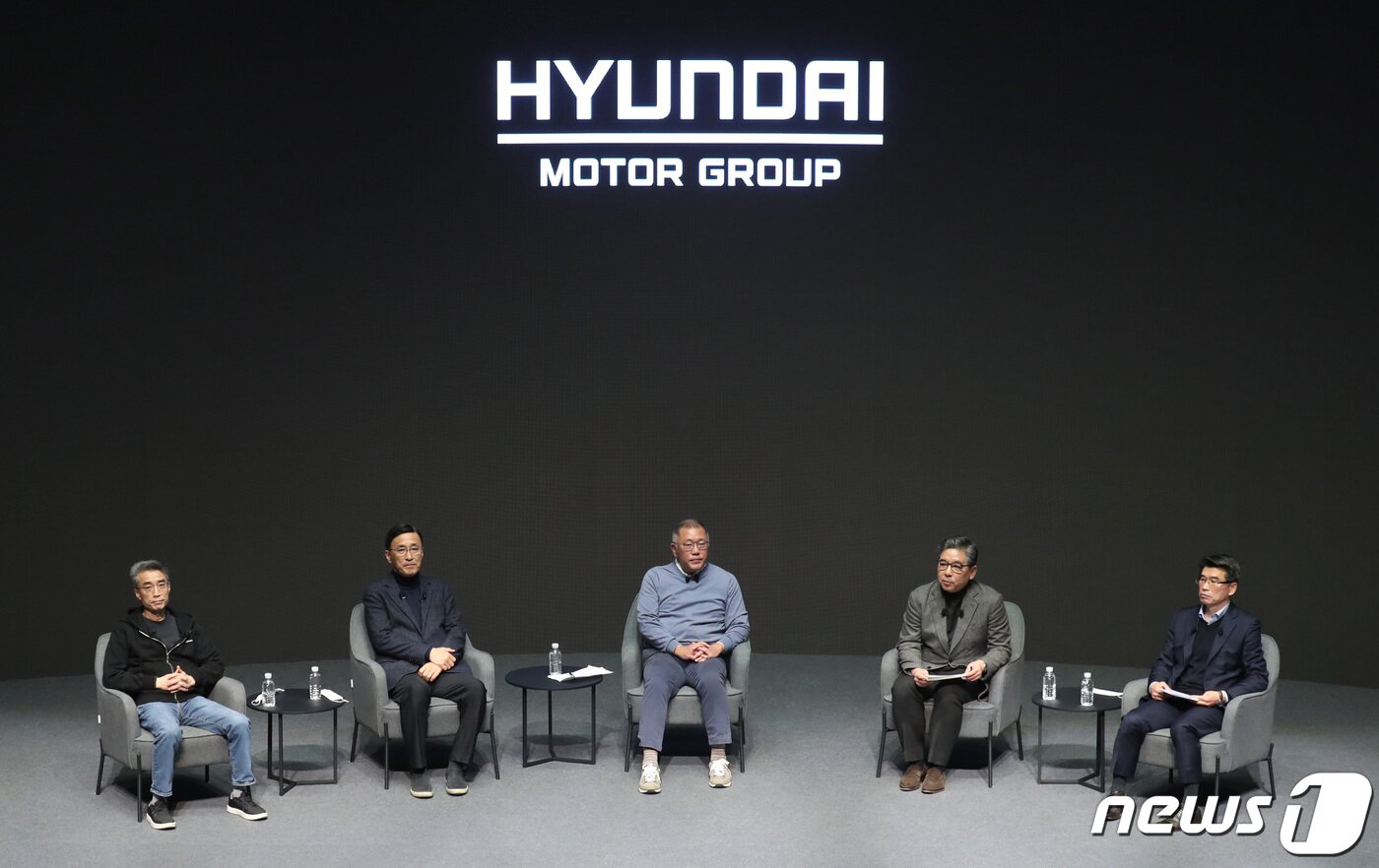 본문 이미지 - 정의선 현대자동차그룹 회장(가운데) 등이 3일 오전 경기 화성시 남양읍 현대차·기아 기술연구소 대강당에서 2023년 현대차그룹 신년회를 갖고 있다. 2023.1.3/뉴스1 ⓒ News1 김영운 기자