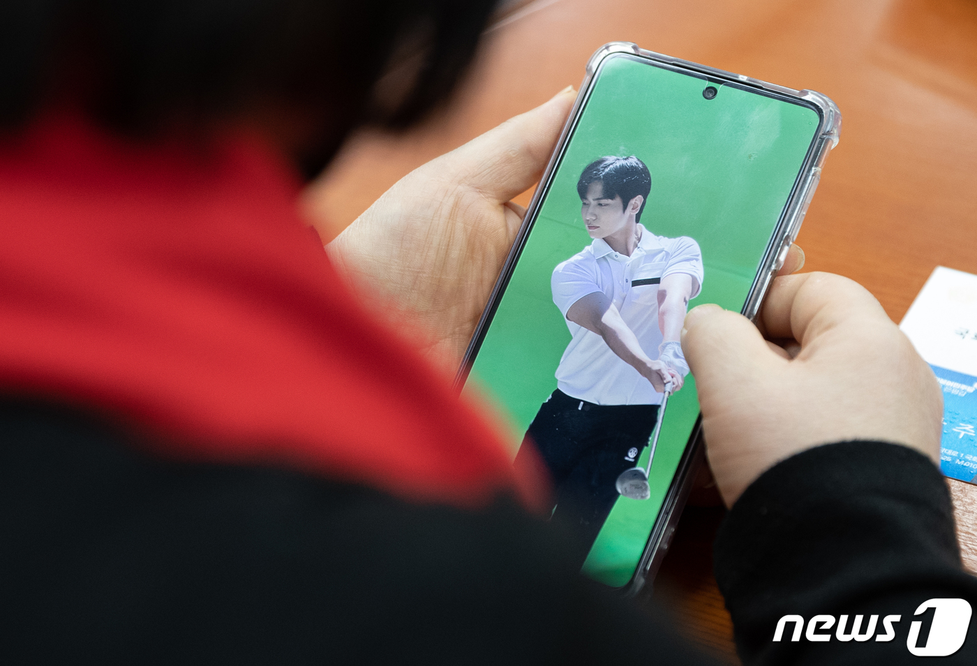 (서울=뉴스1) 이재명 기자 = 이태원 참사 희생자 이지한 배우의 어머니인 조미은 씨가 3일 오전 서울 여의도 국회에서 열린 더불어민주당과의 간담회에서 아들의 사진을 바라보고 있다 …