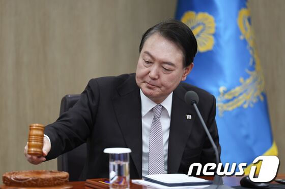 윤석열 대통령이 3일 오전 용산 대통령실 청사에서 열린 2023년도 제1회 국무회의를 주재하고 있다. (대통령실 제공) 2023.1.3/뉴스1 © News1 오대일 기자