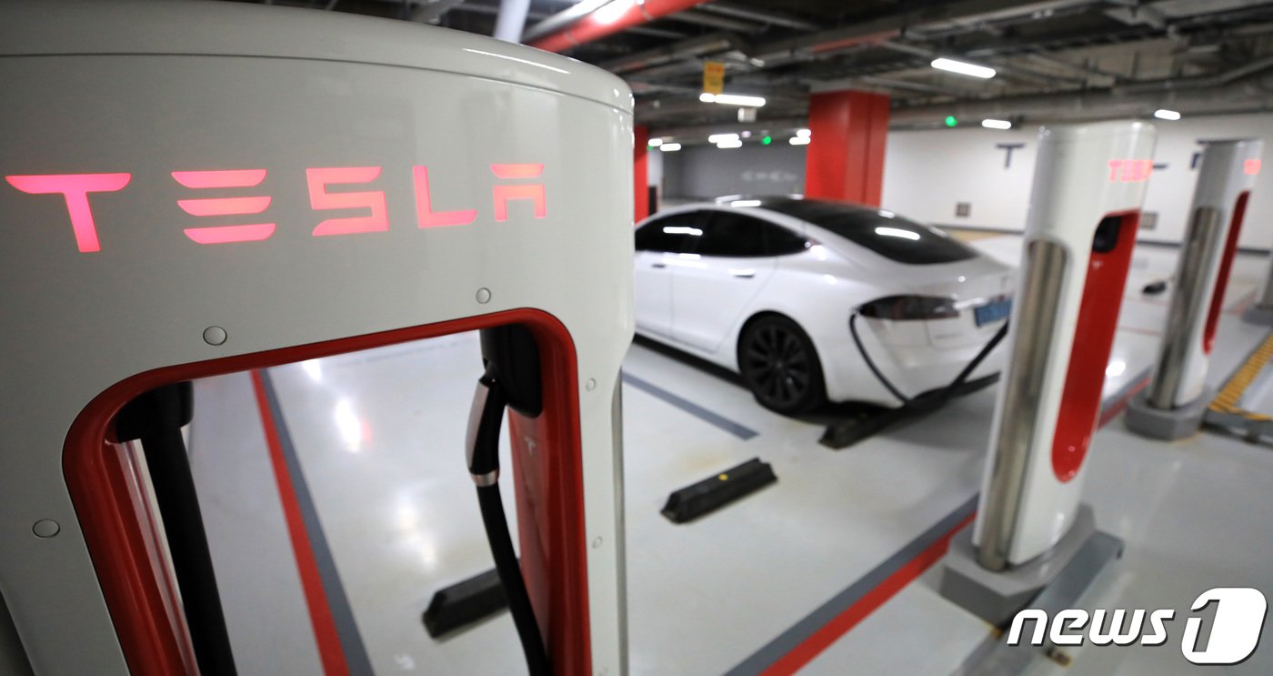 본문 이미지 - 전기차 업체 테슬라가 전기차 배터리 성능을 과장 광고하고 소비자의 주문 취소를 방해해 공정거래위원회 제재를 받게 됐다. 2023.1.3/뉴스1 ⓒ News1 구윤성 기자