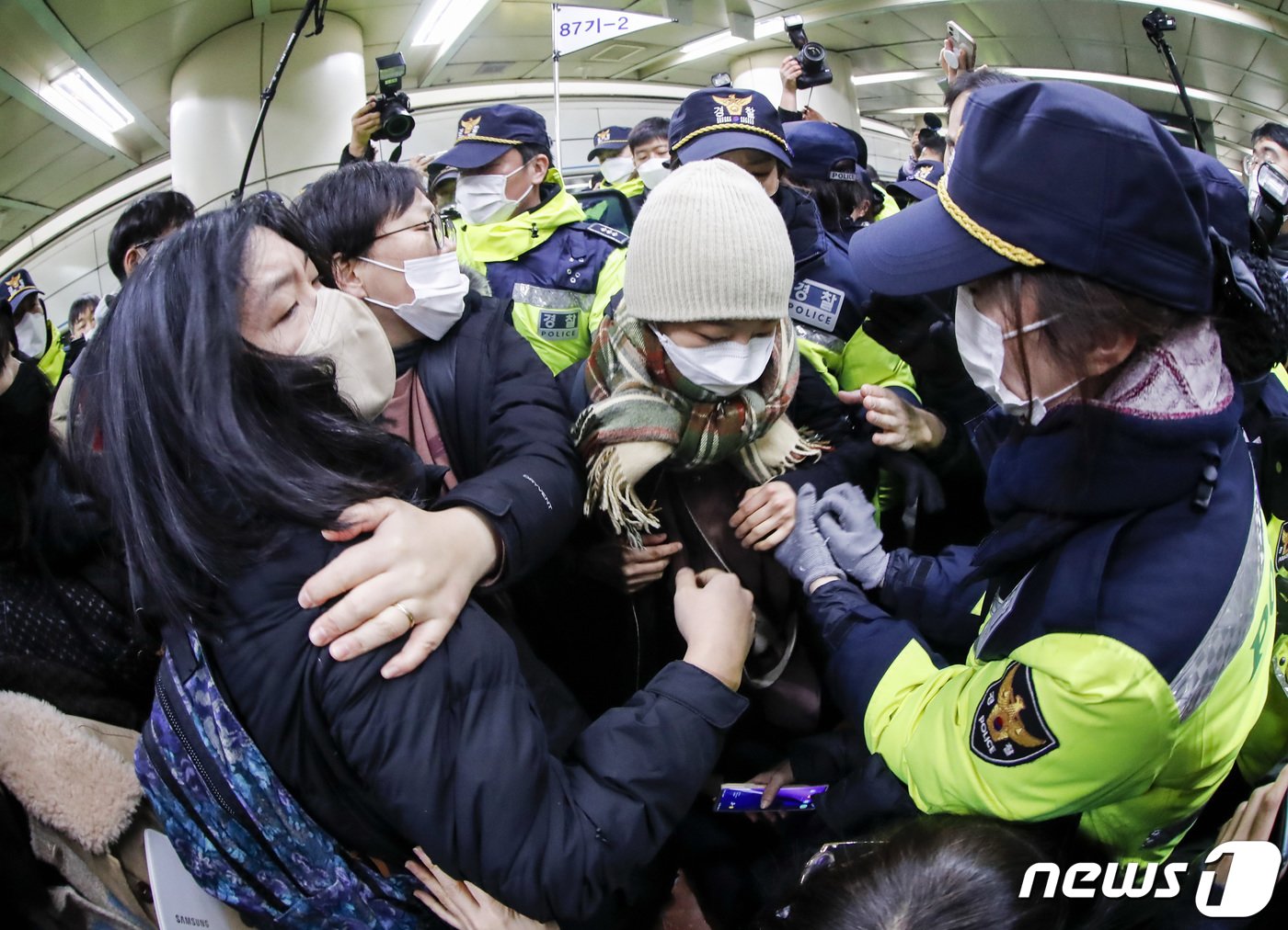 전국장애인차별철폐연대&#40;전장연&#41; 활동가들이 3일 오전 서울 동대문역사공원역에서 지하철 승차를 막는 경찰들과 대치하고 있다. 전장연은 이날 오전 8시 성신여대역에서 기습 선전전을 진행했다. 2023.1.3/뉴스1 ⓒ News1 김도우 기자