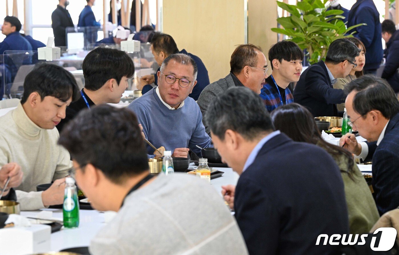 본문 이미지 - 정의선 현대자동차그룹 회장이 3일 오전 경기도 화성시 남양읍 현대차·기아 기술연구소에서 신년회 후 사내식당에서 직원들과 식사하고 있다. (현대자동차그룹 제공) 2023.1.3/뉴스1