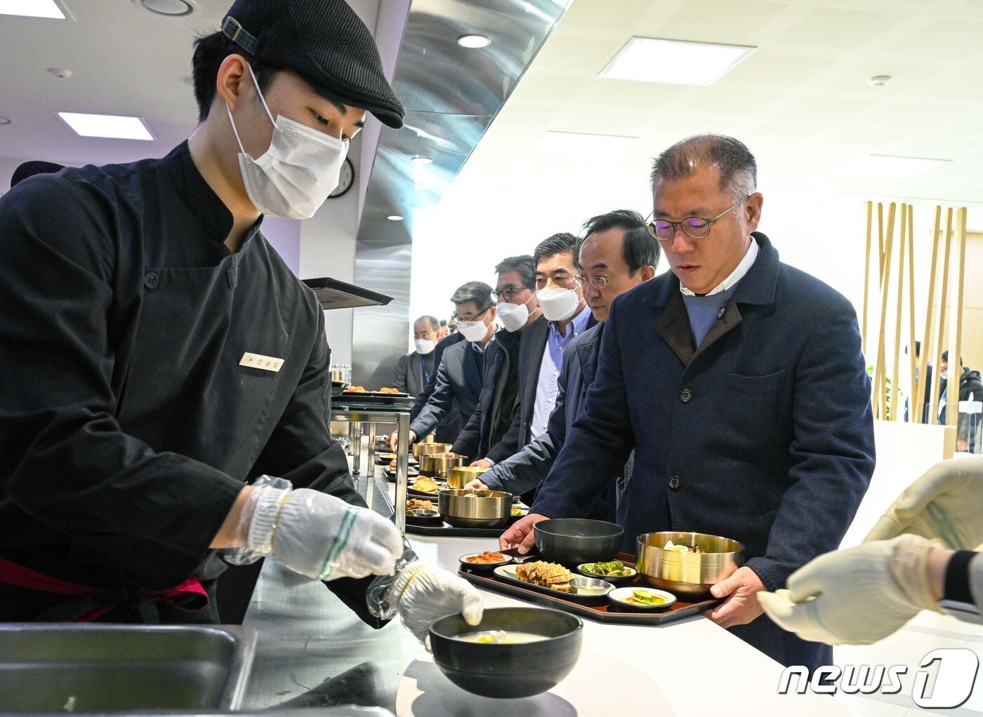 본문 이미지 - 정의선 현대자동차그룹 회장이 3일 오전 경기도 화성시 남양읍 현대차·기아 기술연구소에서 신년회 후 사내식당에서 배식하고 있다. (현대자동차그룹 제공) 2023.1.3/뉴스1
