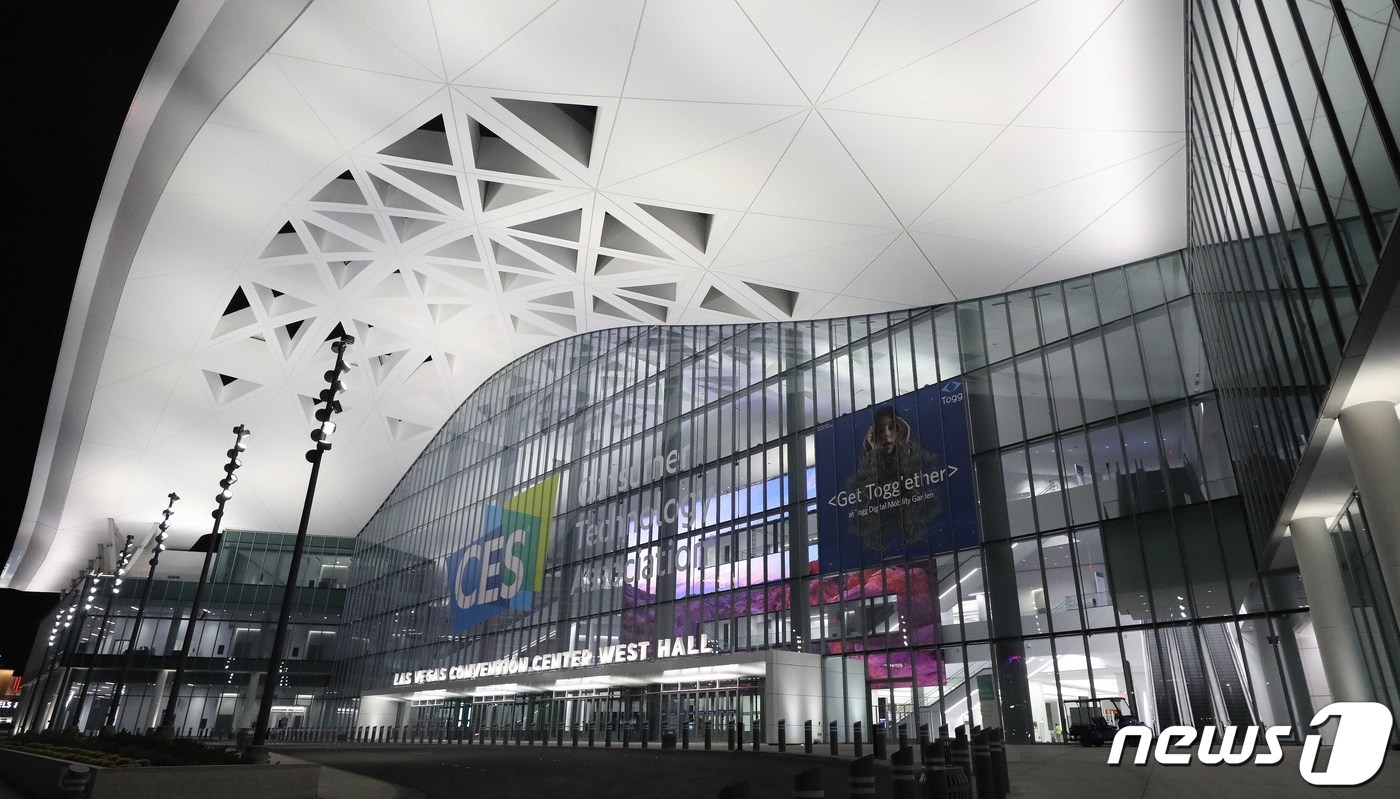 CES 2023]불 밝힌 라스베이거스 컨벤션센터 - 뉴스1