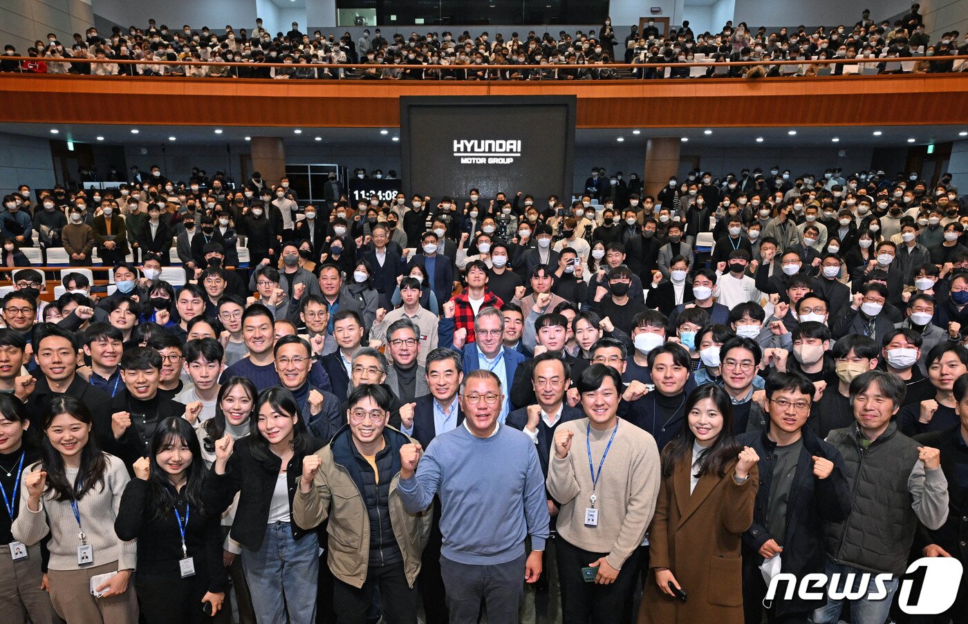 본문 이미지 -  현대자동차그룹은 3일 현대차·기아 남양연구소에서 타운홀 미팅 방식의 신년회를 개최했다. 신년회 자리에서 정의선 현대차그룹 회장과 경영진이 임직원들과 기념촬영을 하고 있는 모습. (현대차그룹 제공) 