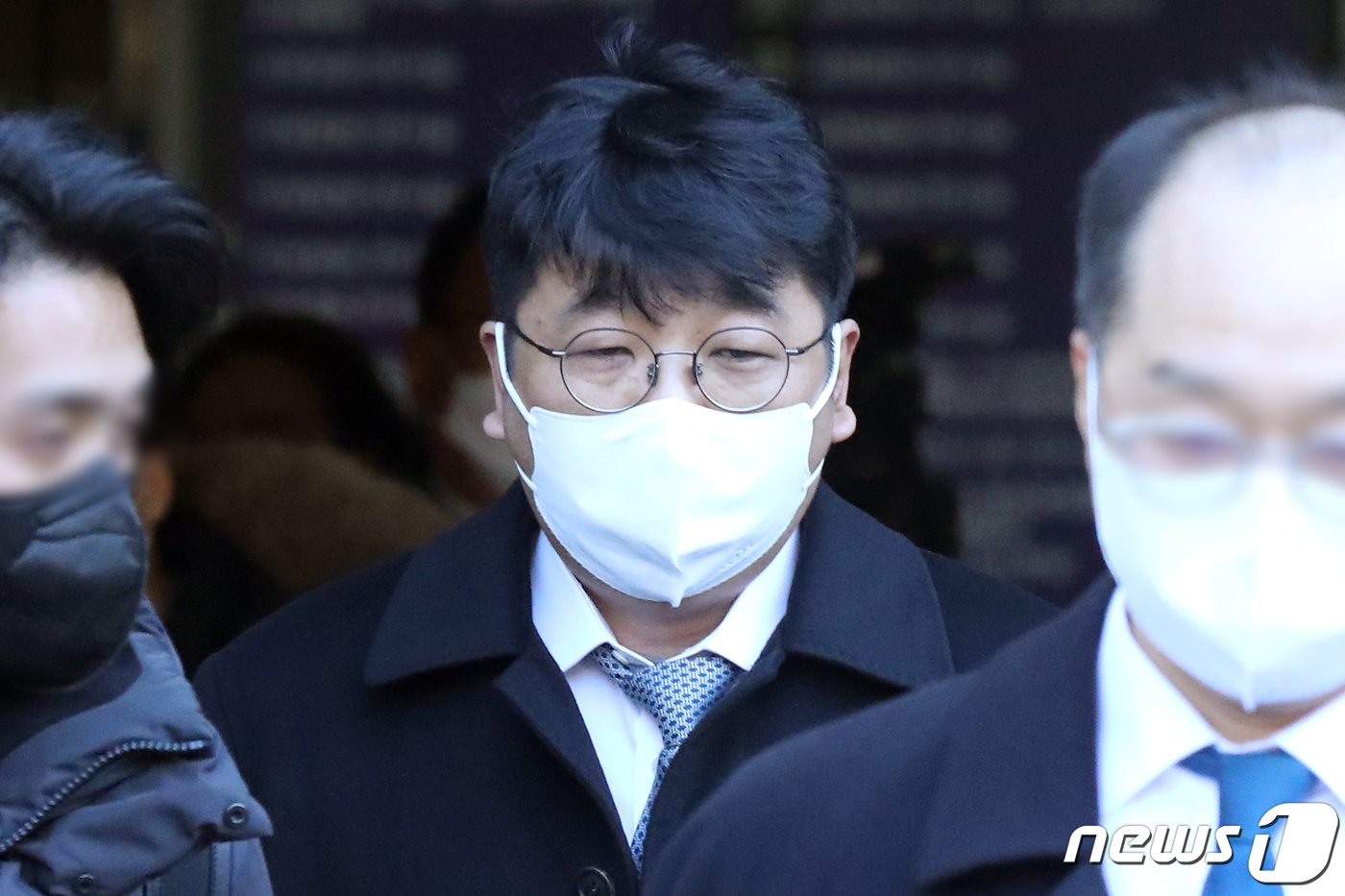 본문 이미지 - 1100억원대 사기 혐의로 재판에 넘겨진 이정훈 전 빗썸홀딩스·빗썸코리아 이사회 의장이 3일 오후 서울 서초구 서울중앙지방법원에서 열린 1심 선고공판에서 무죄를 선고 받은 뒤 법원을 나서고 있다.  2023.1.3/뉴스1 ⓒ News1 민경석 기자