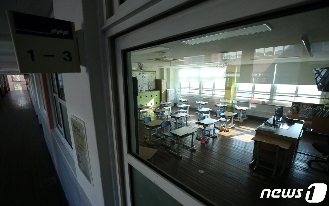 본문 이미지 - 지난 1월 대전의 한 초등학교 1학년 교실에 빈 책상만 보이고 있다. 저출산으로 일부 학교에서는 학생 부족 현장을 보였다. 2023.1.3/뉴스1 ⓒ News1 김기태 기자