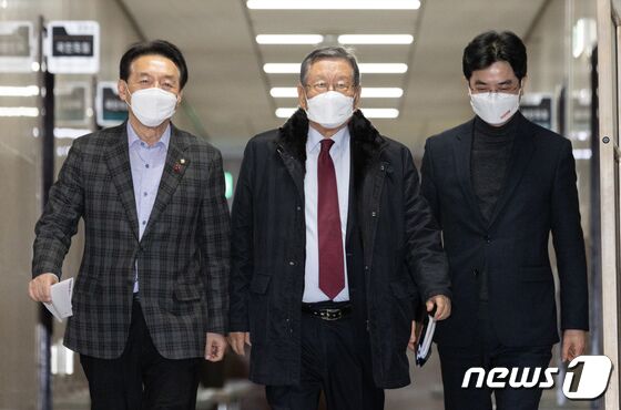 유흥수 국민의힘 선거관리위원장(가운데)과 김석기 부위원장(왼쪽)이 3일 오후 서울 여의도 국회에서 열린 전당대회 선거관리위원회 2차 회의에 참석하고 있다. 2023.1.3/뉴스1 © News1 이재명 기자